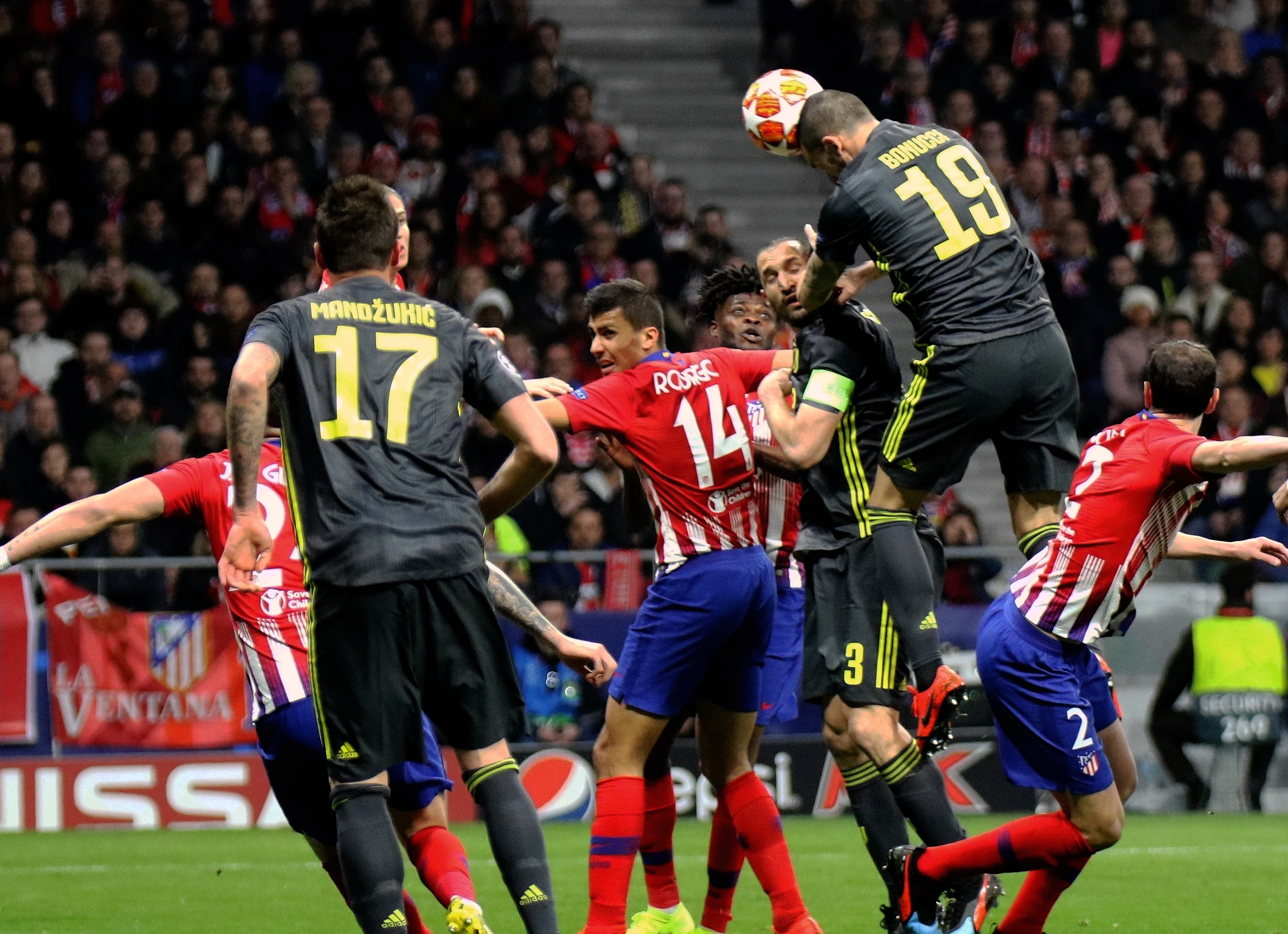 从埃夫勒街区到足球界巅峰：记登贝莱和乌帕梅卡诺的友谊（埃夫勒到足坛之巅：登贝莱与乌帕梅卡诺的同路传奇）